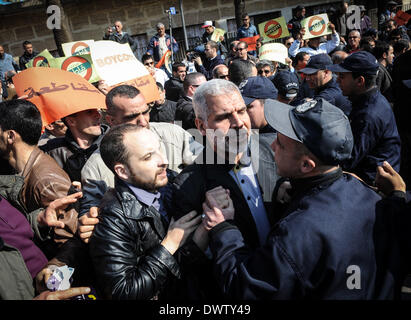 Algeries, Algérie. 12Th Mar, 2014. Manifestant au cours d'une manifestation contre le président algérien Bouteflika Abdul-Aziz décision de se présenter pour un quatrième mandat et à l'élection de boycott 17 avril 2014, à Alger, le 12 mars 2014. Credit : Kamel Salah/NurPhoto ZUMAPRESS.com/Alamy/Live News Banque D'Images