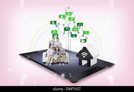 Une famille assise sur un sofa sur une tablette Banque D'Images