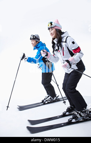 Un couple portant une paire de skis Banque D'Images