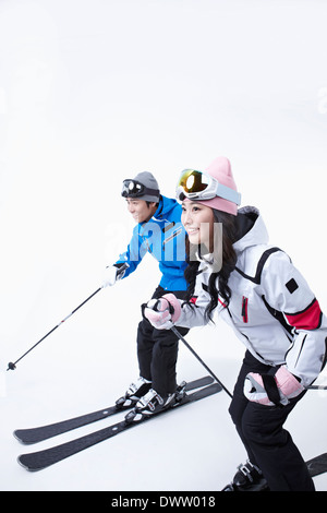 Un couple portant une paire de skis Banque D'Images