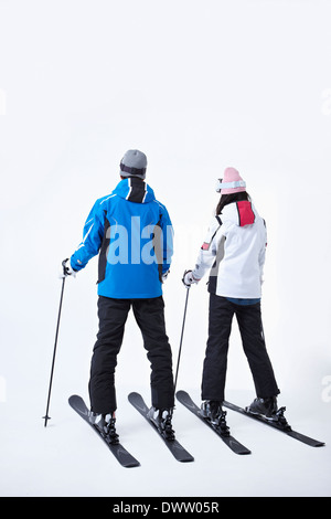 Un couple portant une paire de skis Banque D'Images