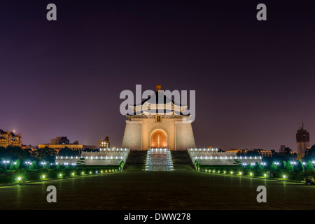 Chiang Kai-shek Memorial Hall de nuit Banque D'Images