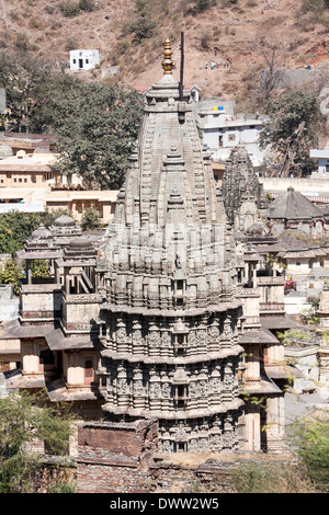 Village de l'Ambre, près de Jaipur, Rajasthan, Inde. Un temple hindou pyramidale dans le style Dravidien, de l'Inde du sud. Banque D'Images