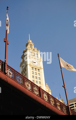 USA Illinois Chicago. Wrigley Building vue clocher et terre cuite blanche face à tour de l'horloge au-dessus du Michigan Avenue Bridge railing. Banque D'Images