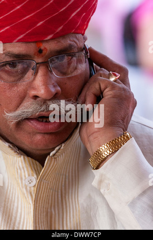 Jaipur, Rajasthan, Inde. Prêtre hindou Talking on Cell Phone. Banque D'Images