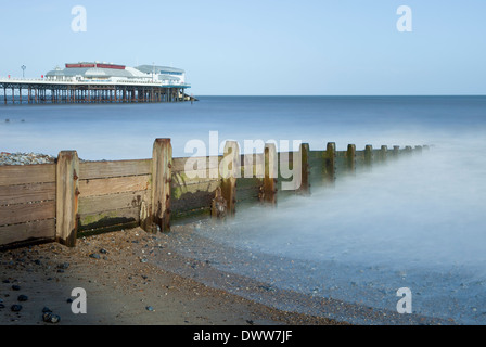 Jetée de Cromer et plage en hiver à Norfolk en Angleterre Banque D'Images