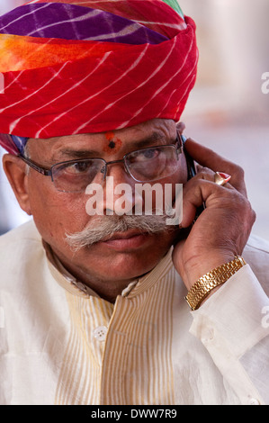 Jaipur, Rajasthan, Inde. Prêtre hindou Talking on Cell Phone. Banque D'Images