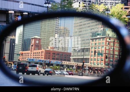 USA Illinois Chicago rear view mirror image inversée dans le centre-ville de Chicago, Illinois, USA. Banque D'Images