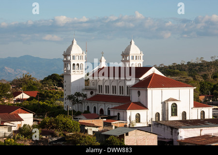 Une vue de l'église de le christ noir dans la ville de montagne de Juayua sur les routes de la flores en El Salvador Banque D'Images