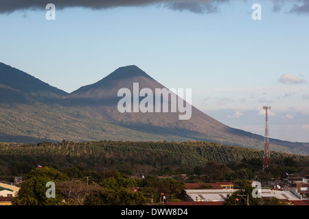 Une vue panoramique sur la vallée et les volcans de la ville de montagne de Juayua sur les routes de la flores en El Salvador Banque D'Images