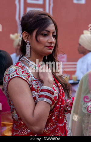 Jaipur, Rajasthan, Inde. Jeune femme en Sari Rajasthani avec bijoux, à réception de mariage. Banque D'Images