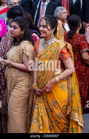 Jaipur, Rajasthan, Inde. Mesdames indien en Saris et bijoux arrivant à une réception de mariage. Remarque sur la décoration au henné les mains. Banque D'Images