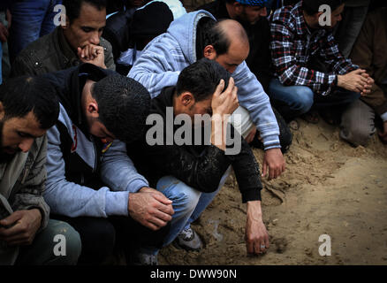 Gaza, Territoires palestiniens. Mar 11, 2014. Parents palestiniens pleurent pendant les funérailles de militant du Jihad islamique, qui a été tué avec deux autres militants dans une frappe aérienne israélienne à Khan Younis, au sud de la bande de Gaza, 11 mars 2014. Une frappe aérienne israélienne a tué trois militants palestiniens à Khan Younis au sud de la bande de Gaza-ville. L'armée israélienne aurait dit un des avions israéliens militants du Jihad islamique ciblée qui avait tiré un obus de mortier à ses forces. Credit : Sameh Rahmi/NurPhoto ZUMAPRESS.com/Alamy/Live News Banque D'Images