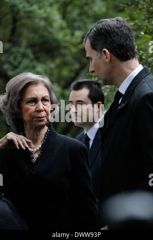 Le Prince Felipe d'Espagne avec sa mère la Reine Sofia. À l'occasion du 50e anniversaire de la mort de Paul King ses enfants, le Roi Constantin II de Grèce, la Reine Anna-Maria, La Reine Sofia d'Espagne et de la princesse Irène, et beaucoup d'autres membres de la famille se sont réunis dans la capitale grecque d'organiser un service commémoratif pour leurs parents . Banque D'Images