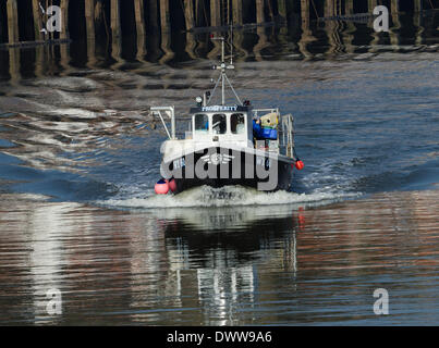 Bateau de pêche appelée la prospérité dans le port de Whitby. Whitby, North Yorkshire, UK Banque D'Images