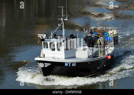 Bateau de pêche appelée la prospérité dans le port de Whitby. Whitby, North Yorkshire, UK Banque D'Images