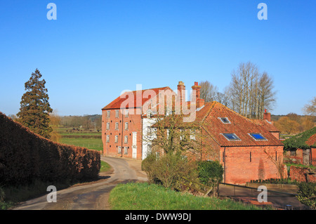 Une vue sur le moulin à eau à Bintree, Norfolk, Angleterre, Royaume-Uni. Banque D'Images