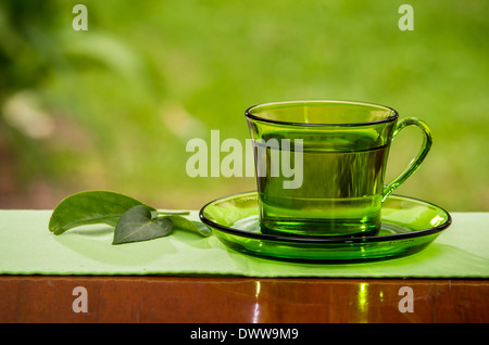 Tasse de thé avec des citrons frais, photo gros plan Banque D'Images