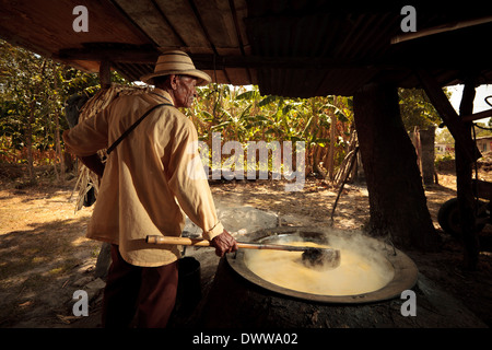 Moises Ibarra fait bouillir du jus de canne à sucre pour faire du Raspadura, un gâteau au sucre, dans la province de Cocle, République du Panama, Amérique centrale. Banque D'Images