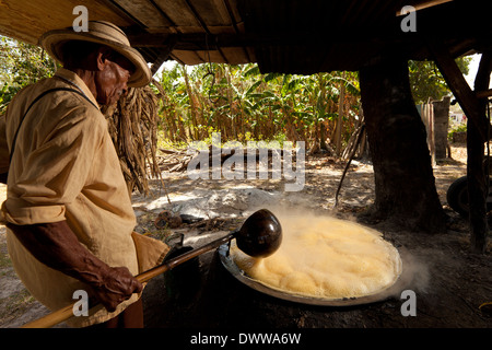 Moises Ibarra fait bouillir du jus de canne à sucre pour faire du Raspadura, un gâteau au sucre, dans la province de Cocle, République du Panama, Amérique centrale. Banque D'Images