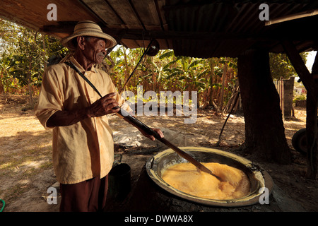 Moises Ibarra fait bouillir du jus de canne à sucre pour faire du Raspadura, un gâteau au sucre, dans la province de Cocle, République du Panama, Amérique centrale. Banque D'Images