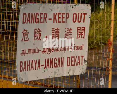 Panneau d'avertissement dans les quatre langues officielles : anglais, chinois, hindou et le malais, à Mc Ritchie réservoir, Singapour Banque D'Images