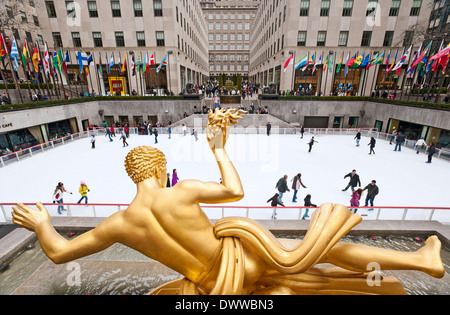 Statue de Prométhée patinoire du Rockefeller Center Plaza Banque D'Images