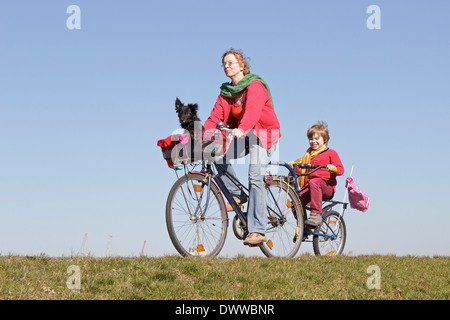 Mère et fils sur un vélo Banque D'Images