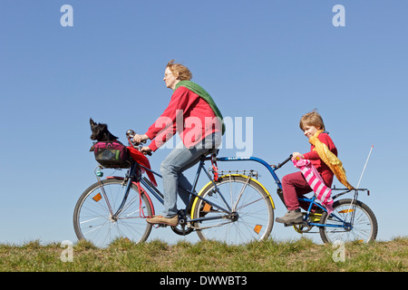 Mère et fils sur un vélo Banque D'Images