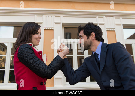 La femme et l'homme bras de fer pour le plaisir Banque D'Images