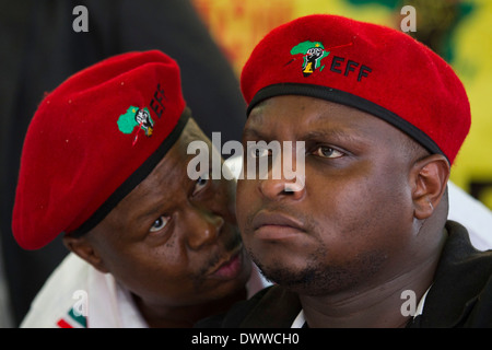 Les combattants de la liberté économique National Co-ordinator Mpho Ramakatsa (gauche) parle de peuple pour l'éducation politique Floyd Banque D'Images