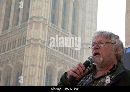 Londres, Royaume-Uni. 13Th Mar, 2014. Personnalité de la télévision et de la faune Loi expert Oddie parle comme manifestants rassembler à l'extérieur tandis que Westminster un débat parlementaire sur la controversée réforme du blaireau se déroule à l'intérieur de la Chambre des communes. Les blaireaux ont été liés à la propagation de la tuberculose bovine chez les bovins et l'abattage expérimental des blaireaux ont été effectuées en 2013 dans une tentative d'arrêter la propagation de la maladie. Des manifestants anti-cull ont prétendu que l'abattage est inefficace, inhumaine et scientifiquement infondée. Credit : Patricia Phillips/Alamy Live News Banque D'Images