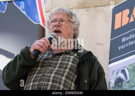 Londres, Royaume-Uni. 13Th Mar, 2014. Personnalité de la télévision et de la faune Loi expert Oddie parle comme manifestants rassembler à l'extérieur tandis que Westminster un débat parlementaire sur la controversée réforme du blaireau se déroule à l'intérieur de la Chambre des communes. Les blaireaux ont été liés à la propagation de la tuberculose bovine chez les bovins et l'abattage expérimental des blaireaux ont été effectuées en 2013 dans une tentative d'arrêter la propagation de la maladie. Des manifestants anti-cull ont prétendu que l'abattage est inefficace, inhumaine et scientifiquement infondée. Credit : Patricia Phillips/Alamy Live News Banque D'Images