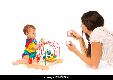 Photographie de la mère de son petit bébé Garçon jouant avec les puzzle jouet avec appareil photo sur téléphone cellulaire Banque D'Images