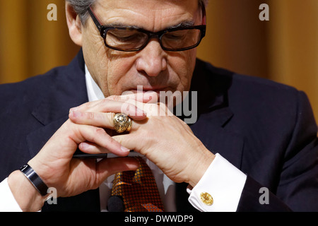 Le gouverneur du Texas, Rick Perry, fait un discours à la CPAC 2014 Conférence à National Harbor, Maryland, le 7 mars 2014. Banque D'Images