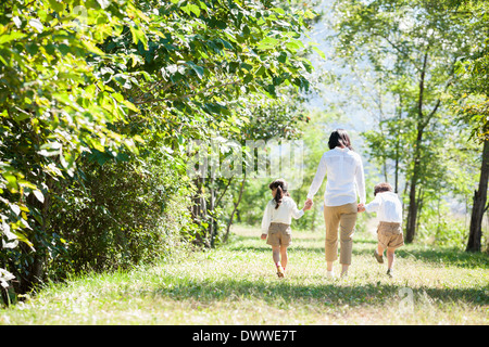 Une mère et les enfants ayant une promenade dans la nature Banque D'Images