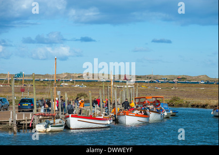 Morston Quay avec les touristes sur le point de s'embarquer sur des bateaux pour voir les phoques à Blakeney Point, Norfolk, Angleterre, septembre Banque D'Images