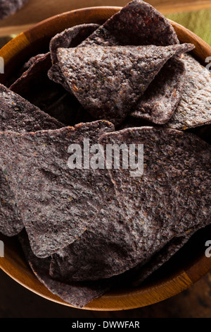 Blue Chips de maïs Bio faits maison sur un arrière-plan Banque D'Images