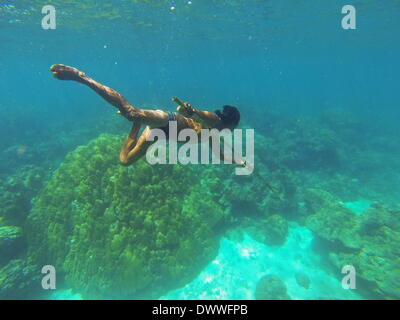 Ko Surin, Thaïlande. Oct 11, 2013. Danong, un indigène Moken, homme chasse les poissons à l'aide d'une lance de bambou traditionnel près de son village dans le Parc National de Ko Surin, Thaïlande. Souvent appelé ou nomades de la mer, les gitans de la mer sont un peuple de marins Moken qui pendant des siècles a vécu sur la mer d Andaman déplace. Cependant, en raison de contrôles frontaliers plus strictes, la surpêche commerciale, développement rapide, et le tourisme, les Moken ont progressivement été forcée d'adopter un mode de vie sédentaire. Aujourd'hui, les Moken qui vivent dans le Parc National de Koh Surin, l'une des plus éloignées de la Thaïlande groupe d'îles, ont mieux que beaucoup de leurs Banque D'Images
