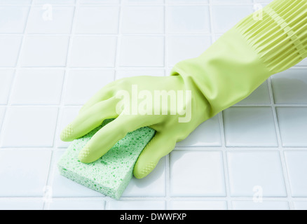 Gants en caoutchouc et d'une éponge Banque D'Images