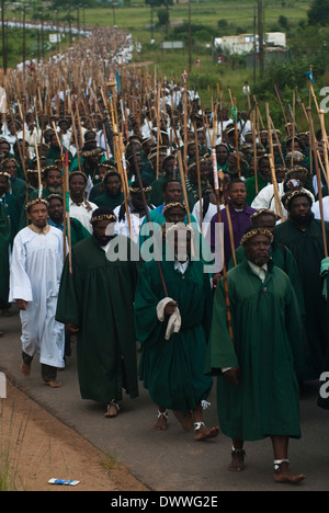Les membres de la foi Shembe (Nazareth Baptist Church), un hybride religieux du Christianisme et traditions africaines, marcher vers Banque D'Images