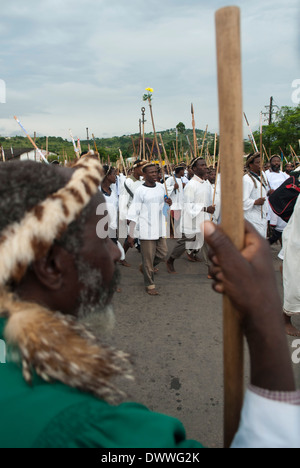 Les membres de la foi Shembe (Nazareth Baptist Church), un hybride religieux du Christianisme et traditions africaines, marcher vers Banque D'Images