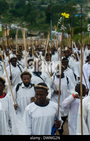 Les membres de la foi Shembe (Nazareth Baptist Church), un hybride religieux du Christianisme et traditions africaines, marcher vers Banque D'Images