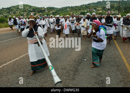 Les membres de la foi Shembe (Nazareth Baptist Church), un hybride religieux du Christianisme et traditions africaines, marcher vers Banque D'Images