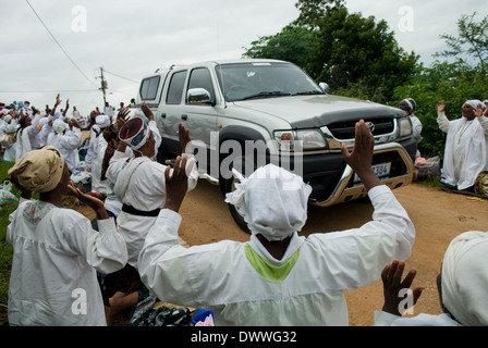 Les membres de la foi Shembe (Nazareth Baptist Church), un hybride religieux du Christianisme et traditions africaines, marcher vers Banque D'Images