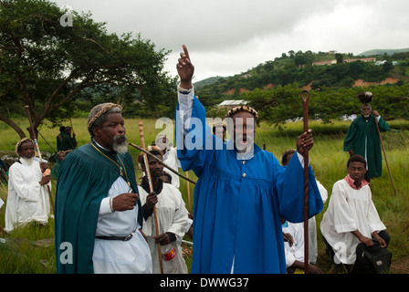 Les membres de la foi Shembe (Nazareth Baptist Church), un hybride religieux du Christianisme et traditions africaines, marcher vers Banque D'Images