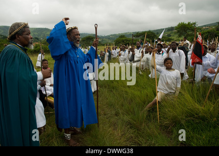 Les membres de la foi Shembe (Nazareth Baptist Church), un hybride religieux du Christianisme et traditions africaines, marcher vers Banque D'Images