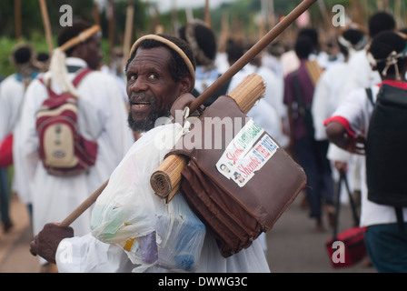 Les membres de la foi Shembe (Nazareth Baptist Church), un hybride religieux du Christianisme et traditions africaines, marcher vers Banque D'Images
