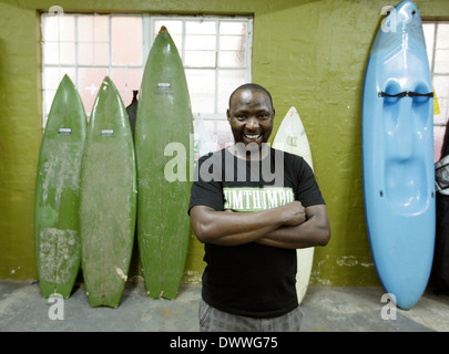 Cyril Mqadi est un instructeur de surf d'enseigner aux enfants vivant dans les rues de Durban non seulement pour surfer, mais aussi des leçons de vie, Avril Banque D'Images