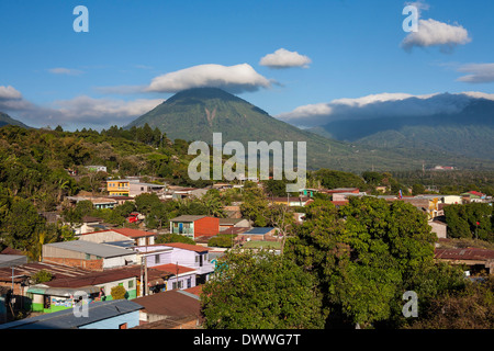 Une vue panoramique sur les montagnes avec les volcans en arrière-plan de Juayua sur les routes de la flores en El Salvador Banque D'Images